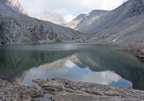 Lunchtime view of upper Headwall Lake, where a few sprinkles had everyone reaching for their jackets. It turned out to be almost nothing and was soon over.