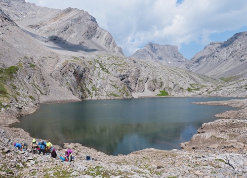 Packing up the raingear after lunch at upper Headwall Lake.