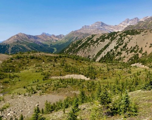 Overview of the valley after the scree descent
