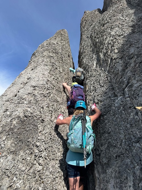 Chimney to the north peak - so narrow you have to tuck in everything from beside you to behind you Chimney to the north peak - so narrow you have to tuck in everything from beside you to behind you
