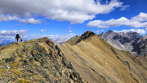 Traversing the ridge to the high point