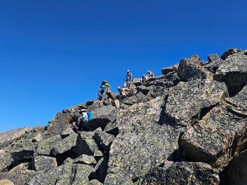 Big quartzite blocs on the way down from peak #2