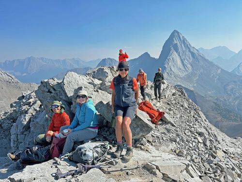 Alda, Jane, Susan, Paul, Bob and Peter at the summit of Smutwood/Instagram Pk (Mt Birdwood in bkg)