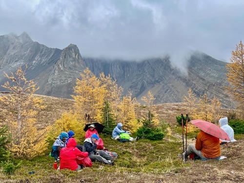 lunch with a slight drizzle (photo JP)