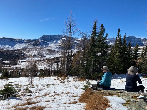 Last break, just below the ridge (to try to escape the wind)