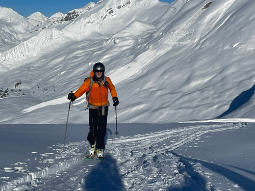 Peter on the Dome . Note the slide . Guess what happens when the HST (height of storm snow ) exceeds 45 cm ? Guess why we dont ski diamond ridge?