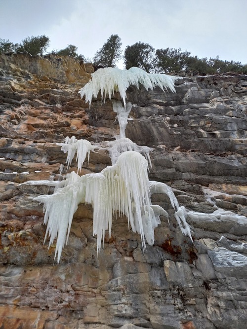 The hanging icicles 