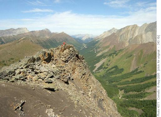 Ramblers on Mt Lipsett's SE Summit (2,580m)