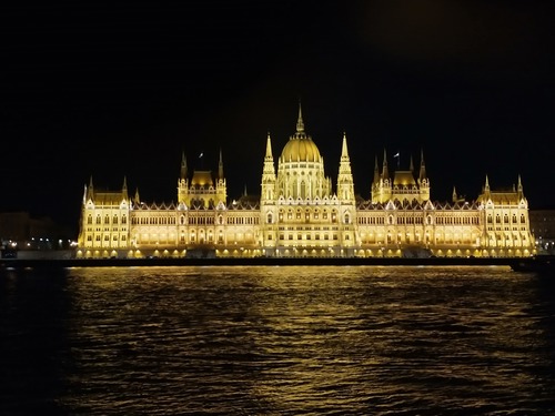 Budapest: parlaiment by night