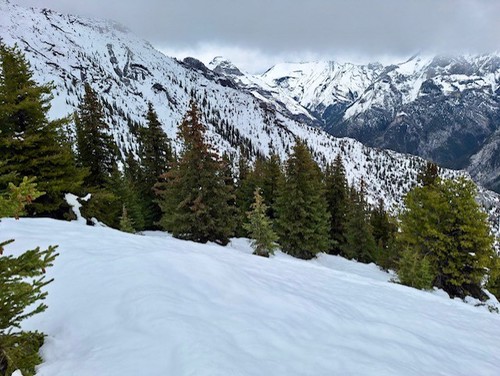 The recent rainfall deposited wet snow above 2000 m