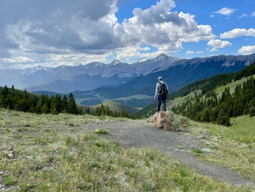 From the clearing, views of Nihahi to the west and Elbow Valley to the south emerged 