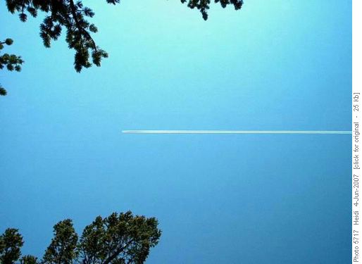 contrail of plane