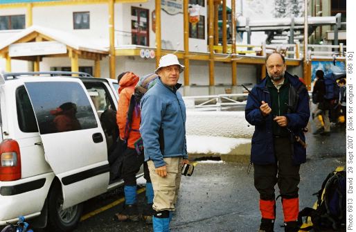 {906 c v} and {1139 s sp} prepare to hike at Sunshine Car Park 29 Sept 2007