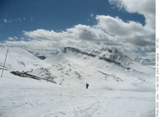 Who needs skins - klister man zooms up to Deception pass.